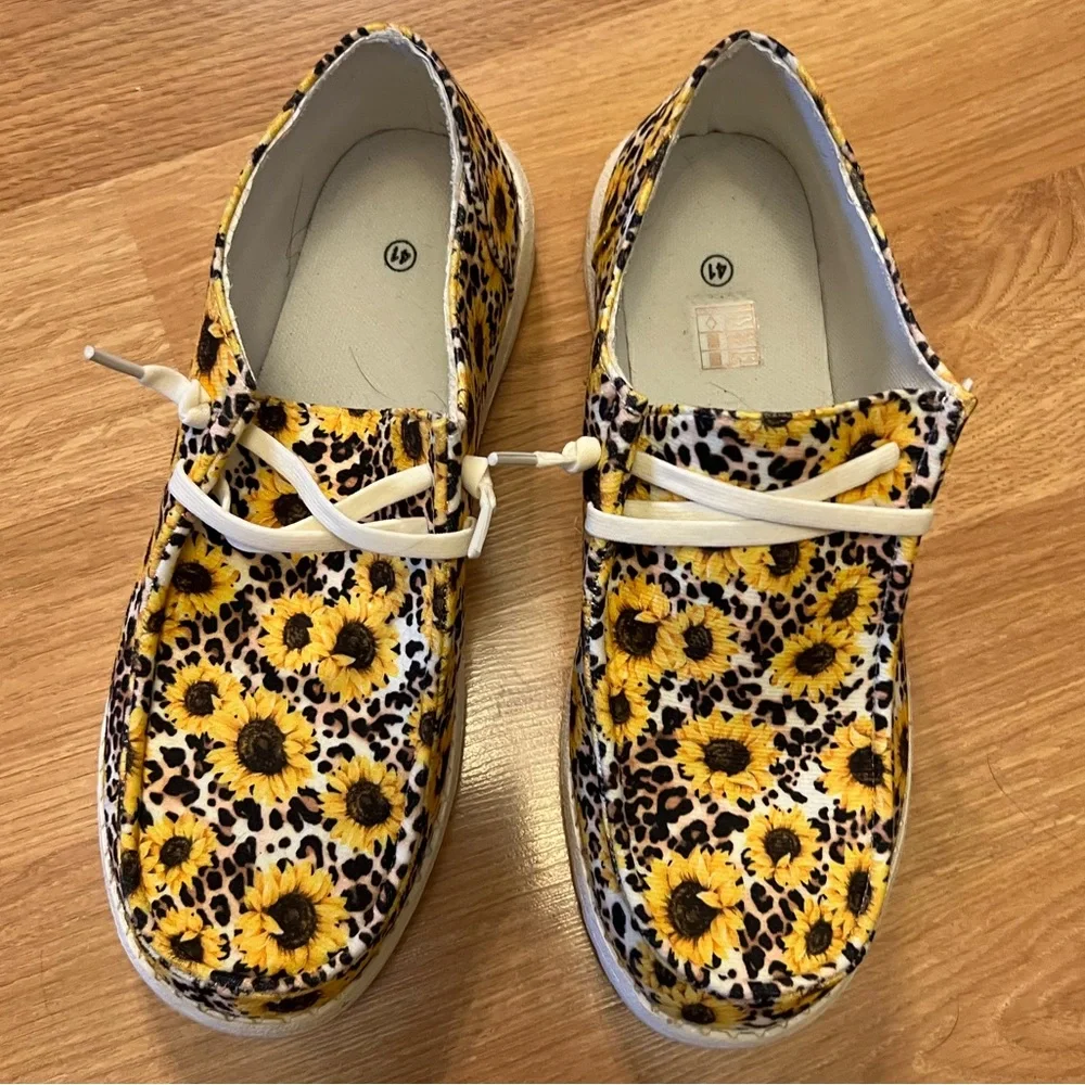 Hey Dude type shoes , sunflower‎ design! Like new! Sz 41